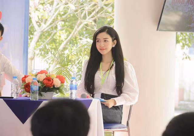 Nói về việc lựa chọn ngành học Quản trị kinh doanh, Mỹ Chi cho biết cô muốn trở thành một nữ doanh nhân thành đạt. Bên cạnh đó, cô nàng cũng rất yêu thích nghệ thuật.