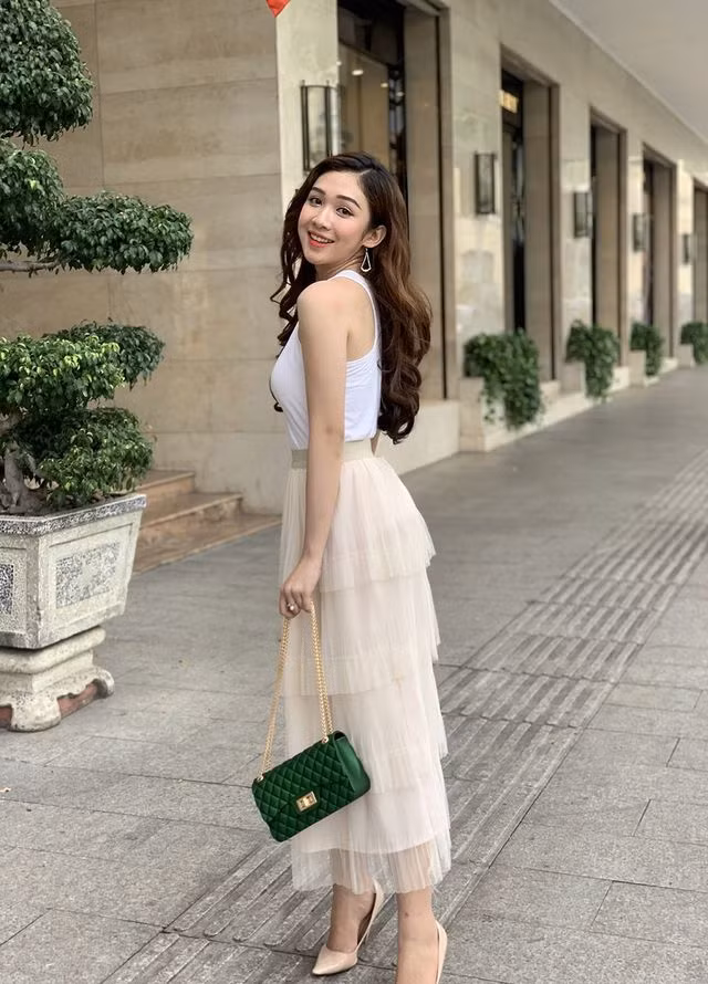 Từ khi mới vào đại học, được người quen giới thiệu, cô nàng có cơ hội làm MC truyền hình cho kênh VTV9, Đài truyền hình Việt Nam. Trước đó, cô nàng cũng thường xuyên nhận show, làm MC cho các sự kiện, hội nghị.