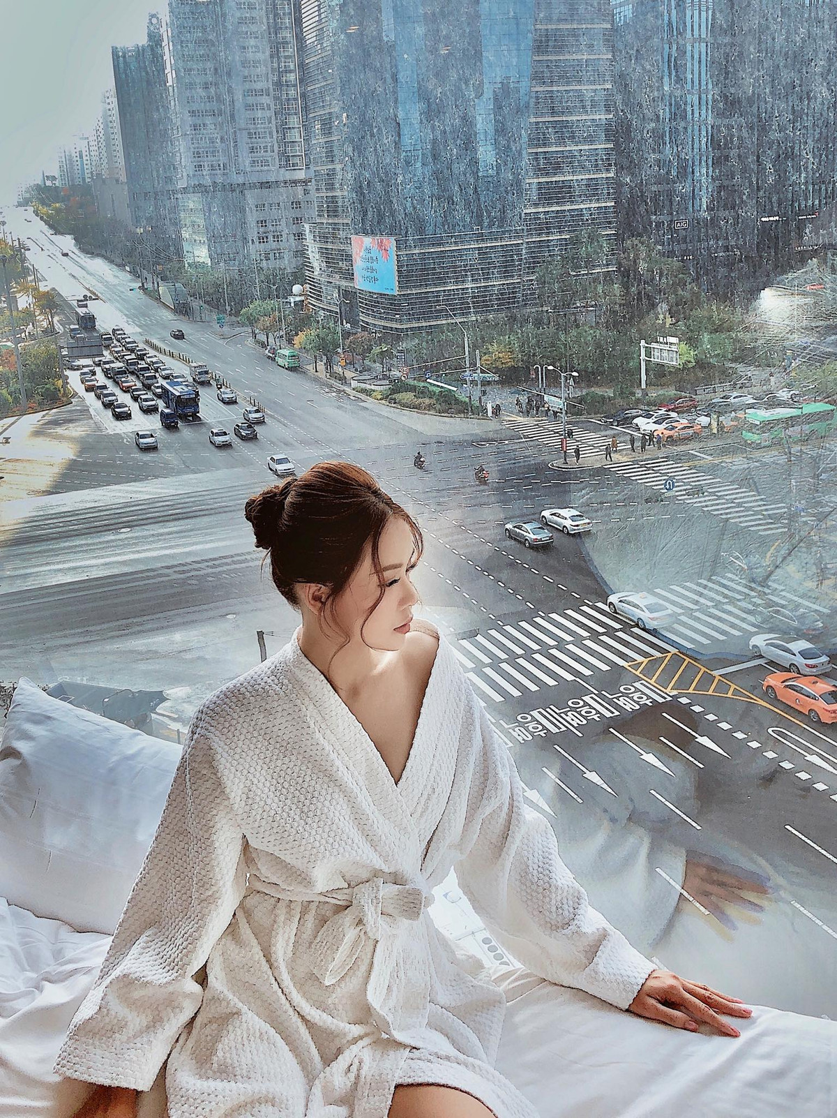 Sam, Băng Di và Kelly từng là bộ ba hot girl Sài Thành cực kỳ thân thiết, tuy nhiên ở thời điểm hiện tại lại không xuất hiện cùng nhau trên một sân khấu. Sam cho hay cô và Kelly vẫn là bạn bè, nhưng do quá bận rộn nên không có điều kiện gặp gỡ thường xuyên. Còn đối với Băng Di, hot girl 9X thừa nhận cả hai đã nghỉ chơi do khác biệt về suy nghĩ.