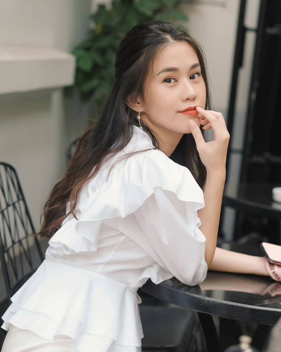 Ngọc Thảo (tên thật là Lê Trương Ngọc Thảo) là hot girl Việt có tiếng, được chú ý sau khi trở thành quán quân Ngôi sao Thời trang. Thời điểm đó, cô nàng là gương mặt quen thuộc trên các tạp chí dành cho lứa tuổi học sinh. Dù đã chạm mốc 30, cô nàng vẫn có ngoại hình trẻ trung, nhí nhảnh.