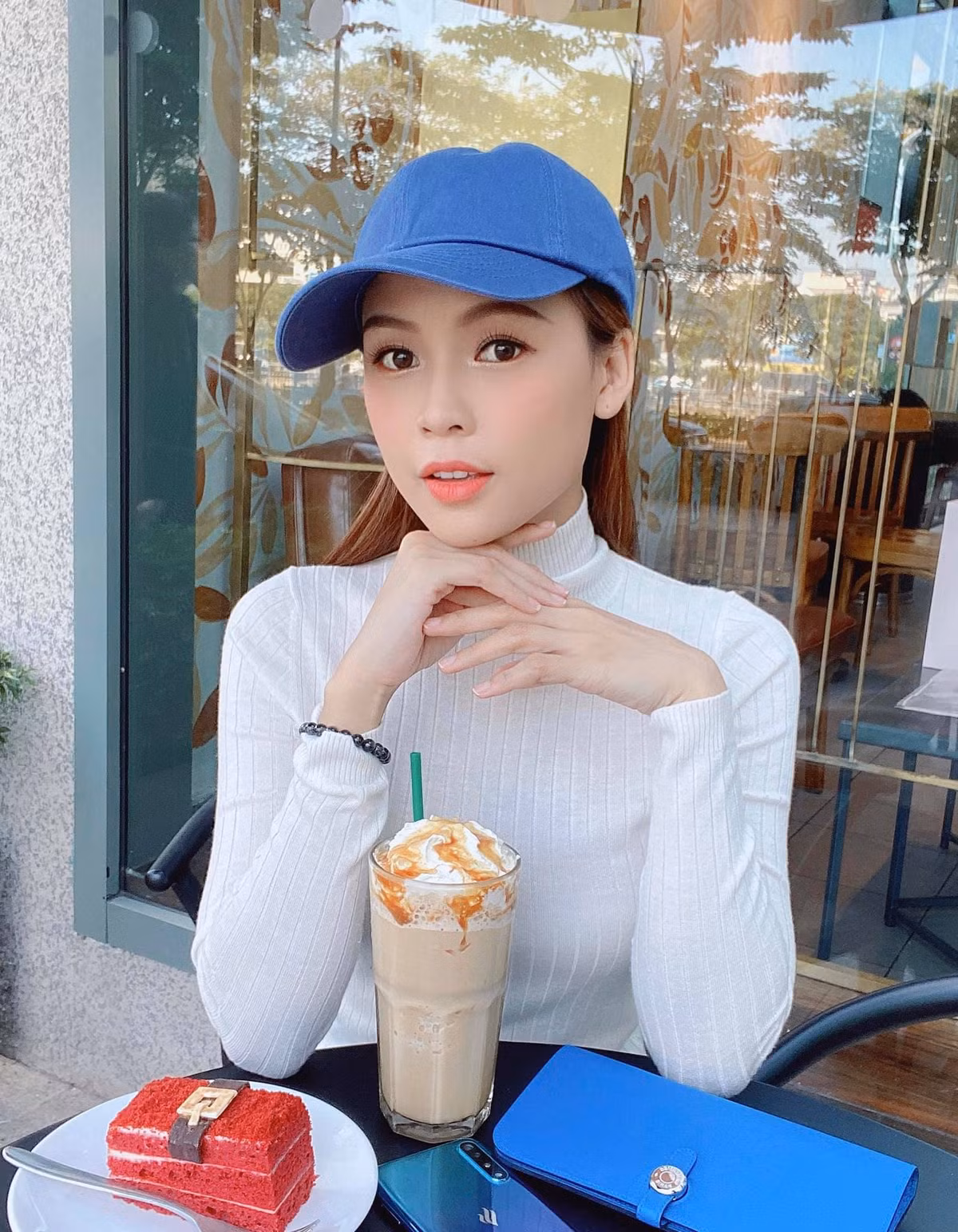 Sam (tên thật là Nguyễn Hà My) là một trong số ít những hot girl đời đầu vẫn còn chăm chỉ hoạt động nghệ thuật. Cũng như Ngọc Thảo, Sam được chú ý sau cuộc thi Ngôi sao thời trang năm 2009. Sau đó, cô chăm chỉ đi làm mẫu ảnh cho các tạp chí.