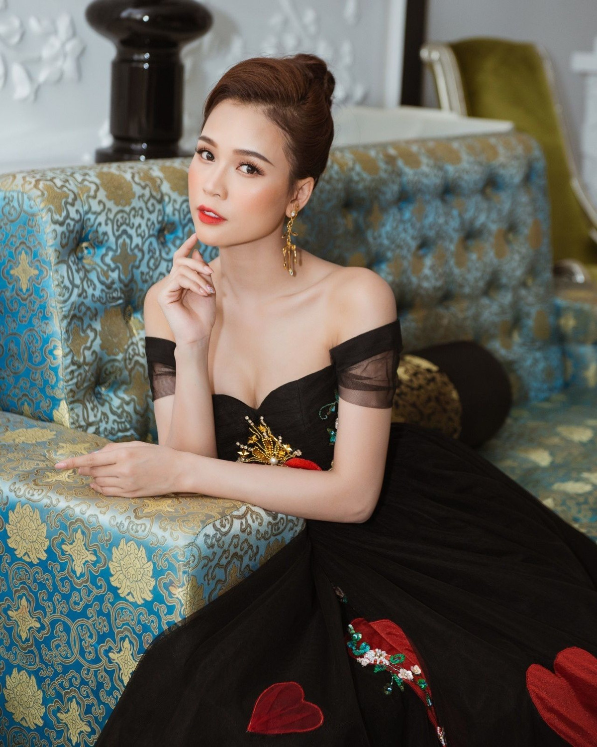 Hiện tại, thay vì danh xưng hot girl, Sam trở thành cô gái đa tài khi thử sức trong nhiều lĩnh vực như diễn viên, MC, KOL. Người đẹp sinh năm 1990 cũng là một trong những cô nàng sạch scandal của showbiz Việt.