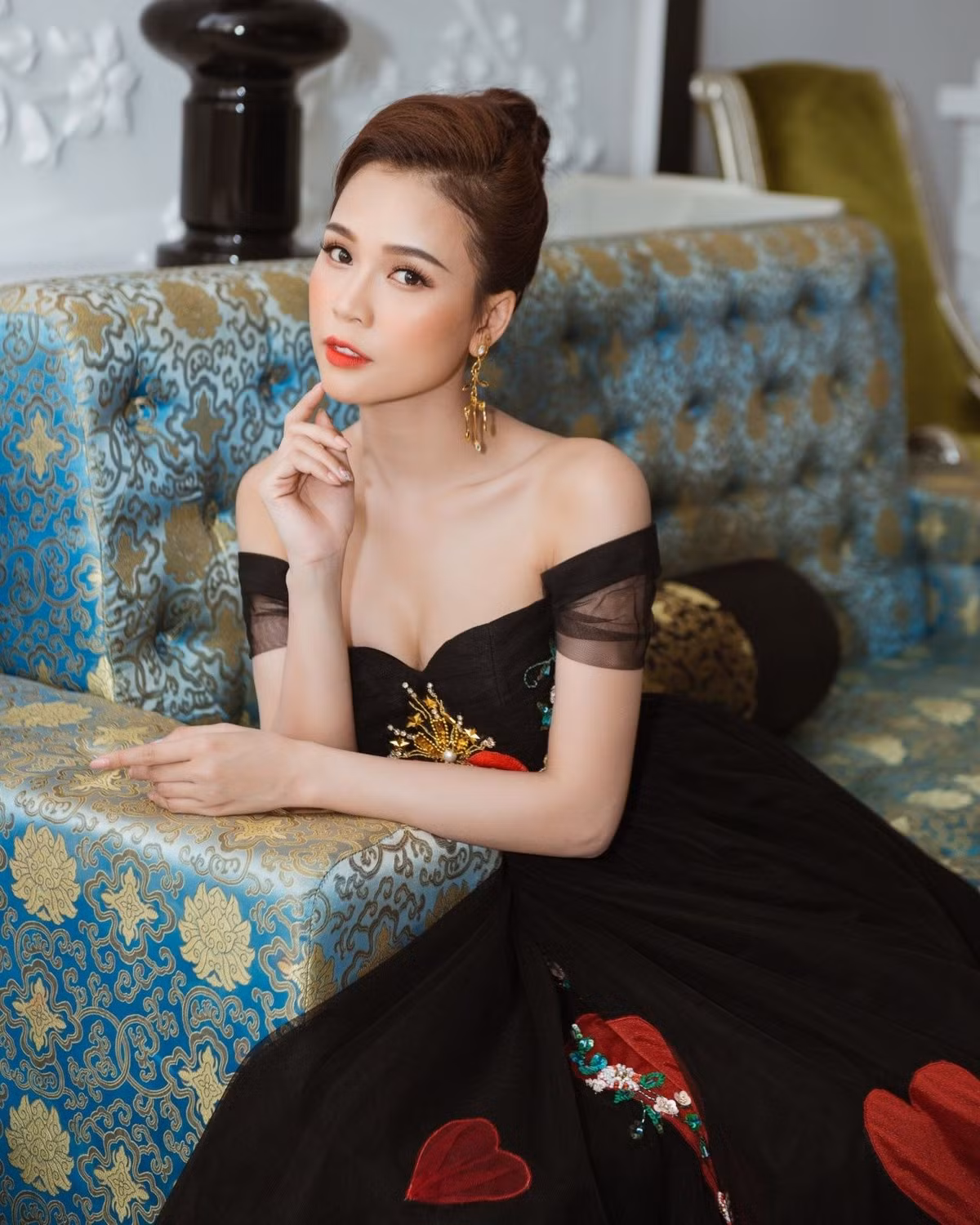 Hiện tại, thay vì danh xưng hot girl, Sam trở thành cô gái đa tài khi thử sức trong nhiều lĩnh vực như diễn viên, MC, KOL. Người đẹp sinh năm 1990 cũng là một trong những cô nàng sạch scandal của showbiz Việt.