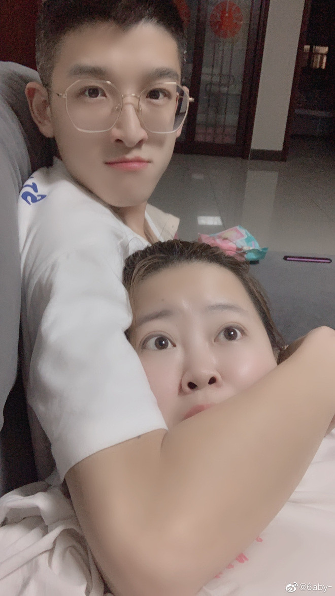 Lưu Gia Vỹ (nickname: Dương Dương Dương) và Lưu Dương là cặp đôi đũa lệch vốn nổi tiếng từ rất lâu trên MXH Trung Quốc. Sau khi tổ chức đám cưới và đón đứa con đầu lòng cặp đôi tiếp tục thu hút thêm lượng lớn người theo dõi.