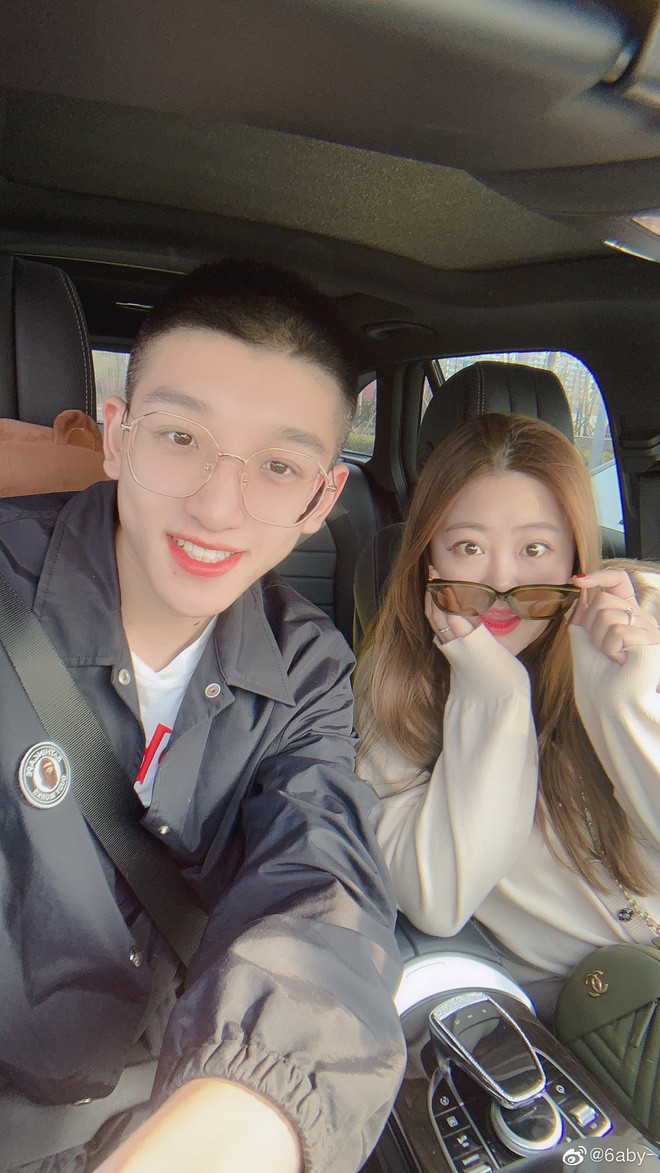 Với loạt video ngắn được đăng tải trên Tik Tok, cặp đôi đã nhanh chóng thu hút sự chú ý của giới trẻ, đồng thời khiến dân tình bàn luận không ngớt.