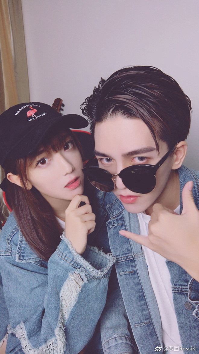 Cặp đôi trẻ này quen nhau từ thời bé, cả hai đã luôn đồng hành, luôn động viên nhau học đến mức thầy cô dù biết chuyện hai người yêu nhau vẫn gửi lời chúc phúc thay vì cấm cản.