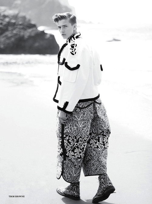 Chàng người mẫu tuổi teen này có những cách biểu cảm rất phong phú, bắt mắt.