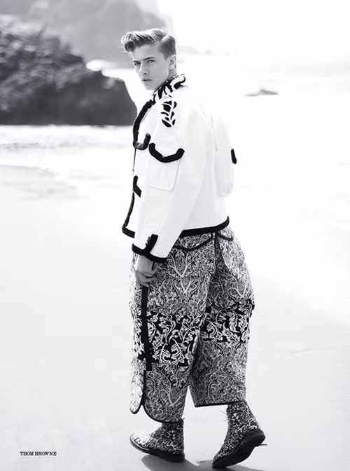 Chàng người mẫu tuổi teen này có những cách biểu cảm rất phong phú, bắt mắt.