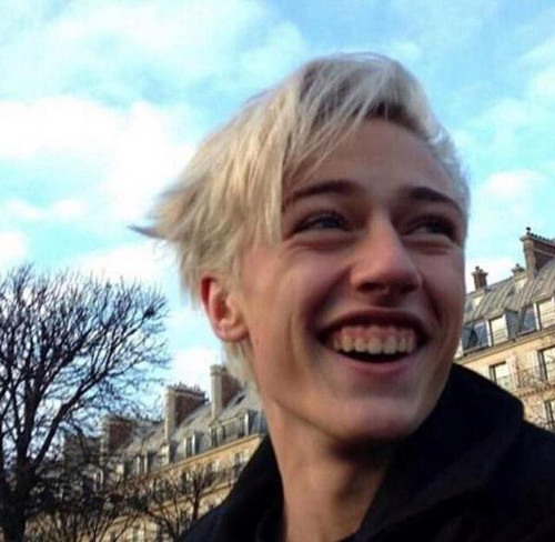 Tuy nhiên, nhiều fan đã vỡ mộng khi phát hiện Lucky sở hữu nụ cười hở lợi và hàm trước hơi nhô ra. Có lẽ Lucky Blue Smith chỉ thực sự quyến rũ khi giữ được sự lạnh lùng trên khuôn mặt hoặc cười một cách tiết chế.