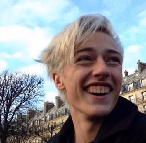 Tuy nhiên, nhiều fan đã vỡ mộng khi phát hiện Lucky sở hữu nụ cười hở lợi và hàm trước hơi nhô ra. Có lẽ Lucky Blue Smith chỉ thực sự quyến rũ khi giữ được sự lạnh lùng trên khuôn mặt hoặc cười một cách tiết chế.