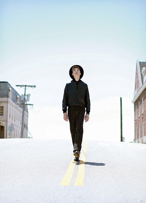 Thân hình mảnh dẻ cùng vẻ ngoài vừa thư sinh vừa nam tính giúp anh chàng 16 tuổi "đốn tim" hàng loạt fan nữ.