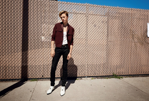 Mỗi ngày bước ra đường, Lucky Blue Smith còn có một lượng không nhỏ các fan nữ bám theo để xin chữ ký, chụp ảnh cùng hay đơn giản là cập nhật các khoảnh khắc trong ngày của anh.