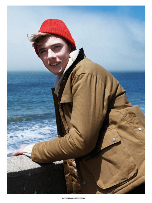 Ngoài đời thường Lucky Blue Smith còn có phong cách thời trang khá chất.