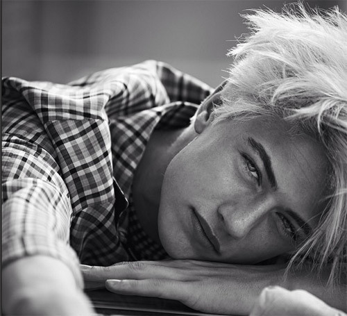 Anh chàng sở hữu vẻ đẹp cổ điển và lãng mạn như những nam tài tử những năm 90.