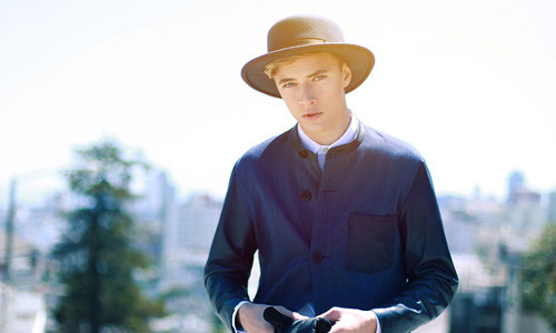 Đôi mắt xanh thăm thẳm như biển của người mẫu nam 16 tuổi này khiến không ít người bị lạc lối khi ngắm nhìm.