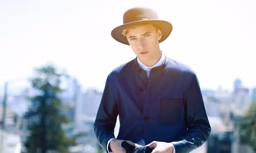 Đôi mắt xanh thăm thẳm như biển của người mẫu nam 16 tuổi này khiến không ít người bị lạc lối khi ngắm nhìm.