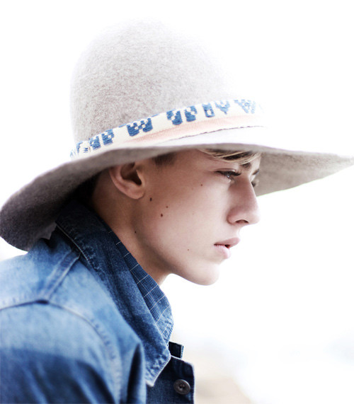 Lucky Blue Smith có chiều cao 1m89, mái tóc vàng bồng bềnh, gương mặt cực kỳ quyến rũ...khiến bao cô gái mê mệt.