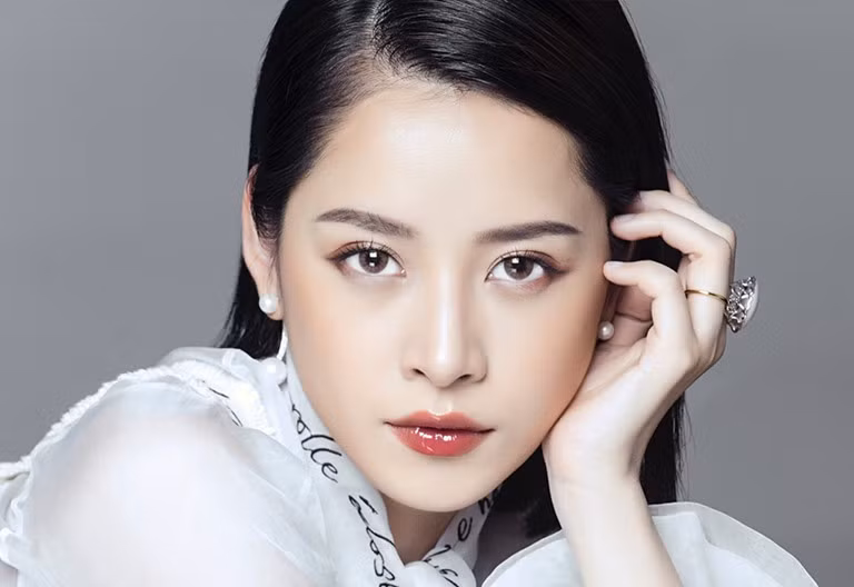 Cách đây không lâu, trên MXH lại rộ lên thông tin Chi Pu có bạn trai mới. Được biết chàng trai này là thiếu gia Hà thành, cả hai có mối quan hệ nghiêm túc. Người này trước giờ vốn được biết đến vì độ chịu chơi, sành điệu có tiếng, kém nữ ca sĩ 2 tuổi.