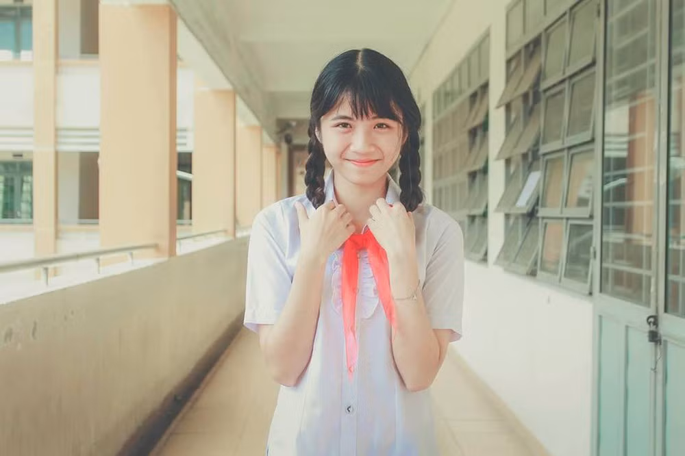 Sau 4 nam du hoc, “hot girl ong nghiem” bi soi nhan sac