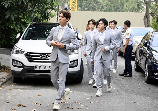 Không kém cạnh so với nhà gái, dàn phù rể gồm nhóm nhạc Uni5, Song Luân và Anh Tú (The Voice) của Ông Cao Thắng cũng cực hút mắt.