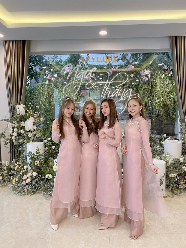 Dàn phù dâu phía gia đình Đông Nhi gồm có nhóm nhạc Lip B, ca sĩ Khổng Tú Quỳnh và biên đạo múa Lan Nhi.