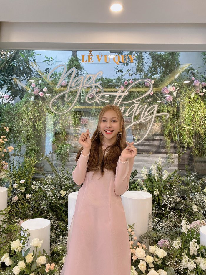 Từ sáng sớm, dàn phù dâu cho đám cưới Đông Nhi và Ông Cao Thắng đã có mặt để trang điểm xinh đẹp, chờ nhà trai đến bê quả.