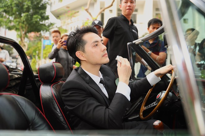 Có thể thấy rõ sự hồi hộp trên khuôn mặt chú rể. Suốt cả quãng đường tới nhà cô dâu, Ông Cao Thắng liên tục lau mồ hôi, chỉnh lại đầu tóc, trang phục.