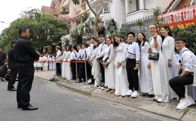 Người hâm mộ Đông Nhi và Ông Cao Thắng cũng có mặt từ sớm bên ngoài căn biệt thự nhà cô dâu. Tất cả đều diện trang phục màu trắng - dress code trong đám hỏi. Ngày ăn hỏi của cặp đôi đang là chủ đề được được quan tâm nhất trên mạng xã hội ngày hôm nay.