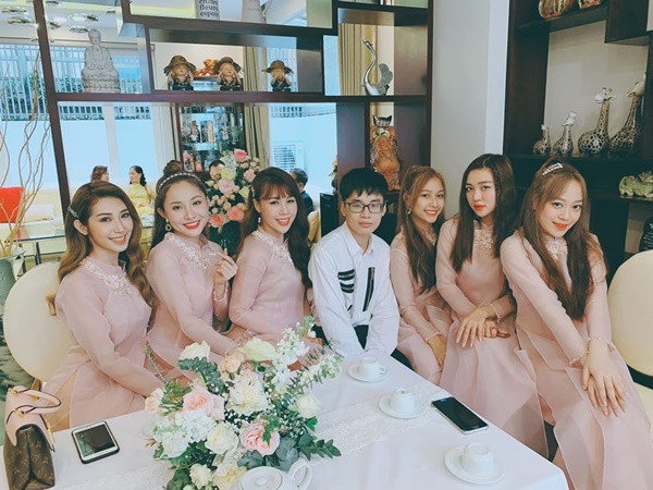 Trang điểm và thay đồ xong sớm, dàn phù dâu "tranh thủ" check-in tại đám cưới "thế kỷ" của cặp đôi được yêu thích nhất nhì showbiz Việt.