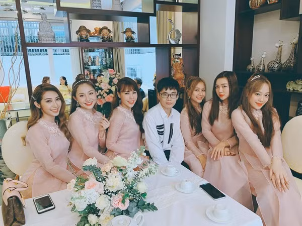 Trang điểm và thay đồ xong sớm, dàn phù dâu "tranh thủ" check-in tại đám cưới "thế kỷ" của cặp đôi được yêu thích nhất nhì showbiz Việt.