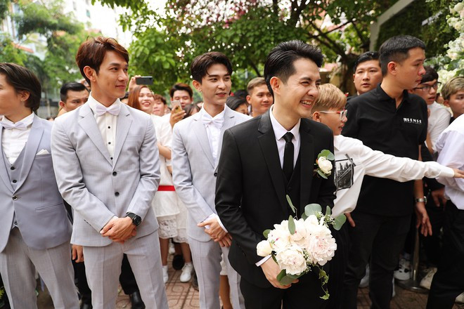 Trước khi vào nhà gái, chú rể Ông Cao Thắng và dàn phù rể bị thử thách bằng việc ăn chanh. Dù rất cố gắng để đón cô dâu về nhà nhưng cuối cùng nam ca sĩ vẫn không ăn hết được miếng chanh.