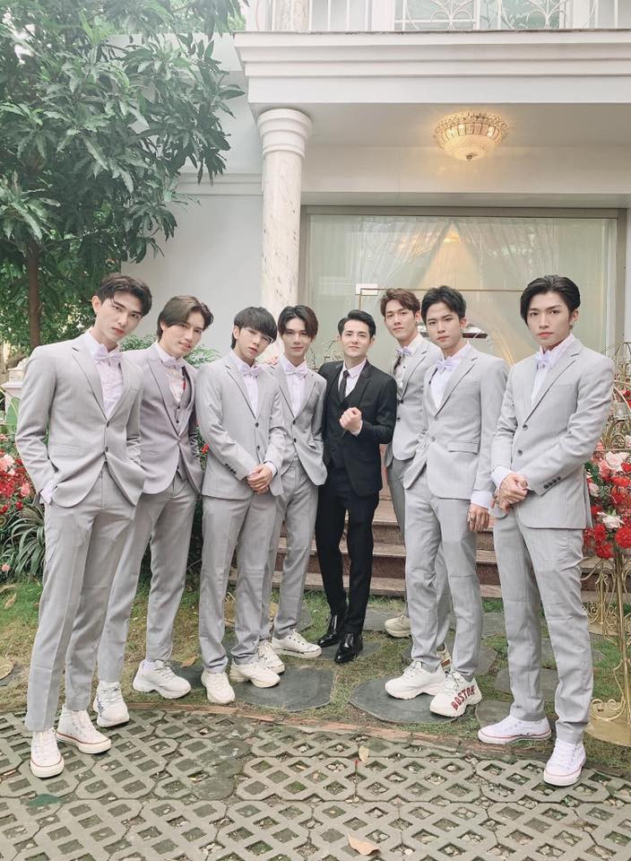 Với trang phục vest xám, giày thể thao trắng, đội phù rể trông như những nam tài tử đi diễn show chứ không phải đi đám hỏi.