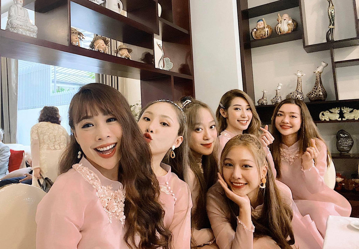 Không chỉ có cặp đôi cô dâu, chú rể thu hút sự chú ý của truyền thông, nhan sắc của dàn phù dâu, phù rể cũng nhận được sự quan tâm đặc biệt.