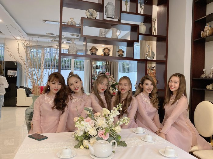 Sáng 8/11, lễ cưới Đông Nhi và Ông Cao Thắng diễn ra theo nghi thức truyền thống tại TP HCM với sự góp mặt của hai bên gia đình và bạn bè thân thiết.