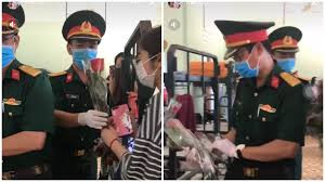 Cùng chung tay chặn đứng dịch bệnh COVID-19: Bộ Y tế khuyến cáo người dân chủ động, tích cực thực hiện các biện pháp: thường xuyên rửa tay bằng xà phòng dưới vòi nước chảy hoặc rửa tay bằng dung dịch rửa tay có cồn; che miệng, mũi khi ho, hắt hơi bằng khăn giấy hoặc khủy tay áo; tránh đưa tay lên mắt, mũi miệng; hạn chế tiếp xúc gần trong khoảng cách 1m với người có biểu hiện sốt, ho, khó thở; thường xuyên lau chùi vật dụng bằng chất tẩy rửa thông thường; đeo khẩu trang khi đến nơi công cộng, trên các phương tiện giao thông. Người dân không đi du lịch đến các nước, khu vực đang có dịch COVID-19. 