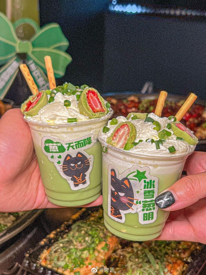 Thành phần chính của nước là trà sữa trà xanh Nhật Bản (matcha) và kem tươi (whipping cream). Do ly nhỏ bằng lòng bàn tay nên thực khách chỉ hút vài ngụm là hết.