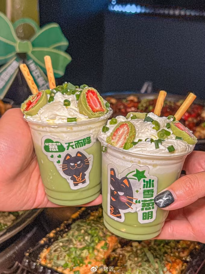 Thành phần chính của nước là trà sữa trà xanh Nhật Bản (matcha) và kem tươi (whipping cream). Do ly nhỏ bằng lòng bàn tay nên thực khách chỉ hút vài ngụm là hết.