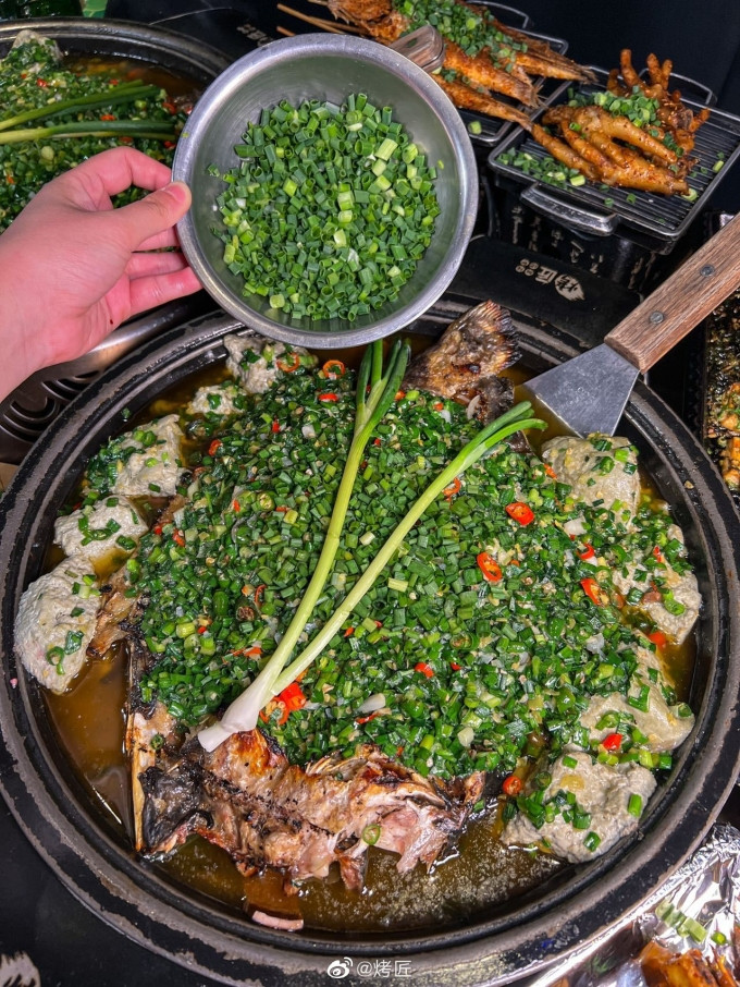 Trà sữa hành lá chỉ là món phụ để giới thiệu cá nướng hành lá - một trong những món nổi bật vào mùa hè ở Thành Đô.