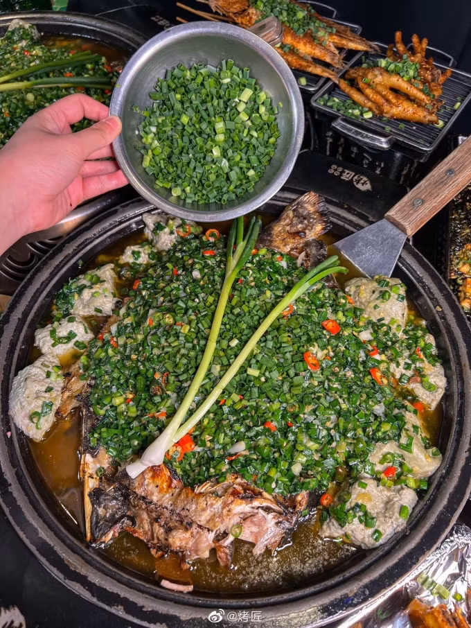 Trà sữa hành lá chỉ là món phụ để giới thiệu cá nướng hành lá - một trong những món nổi bật vào mùa hè ở Thành Đô.