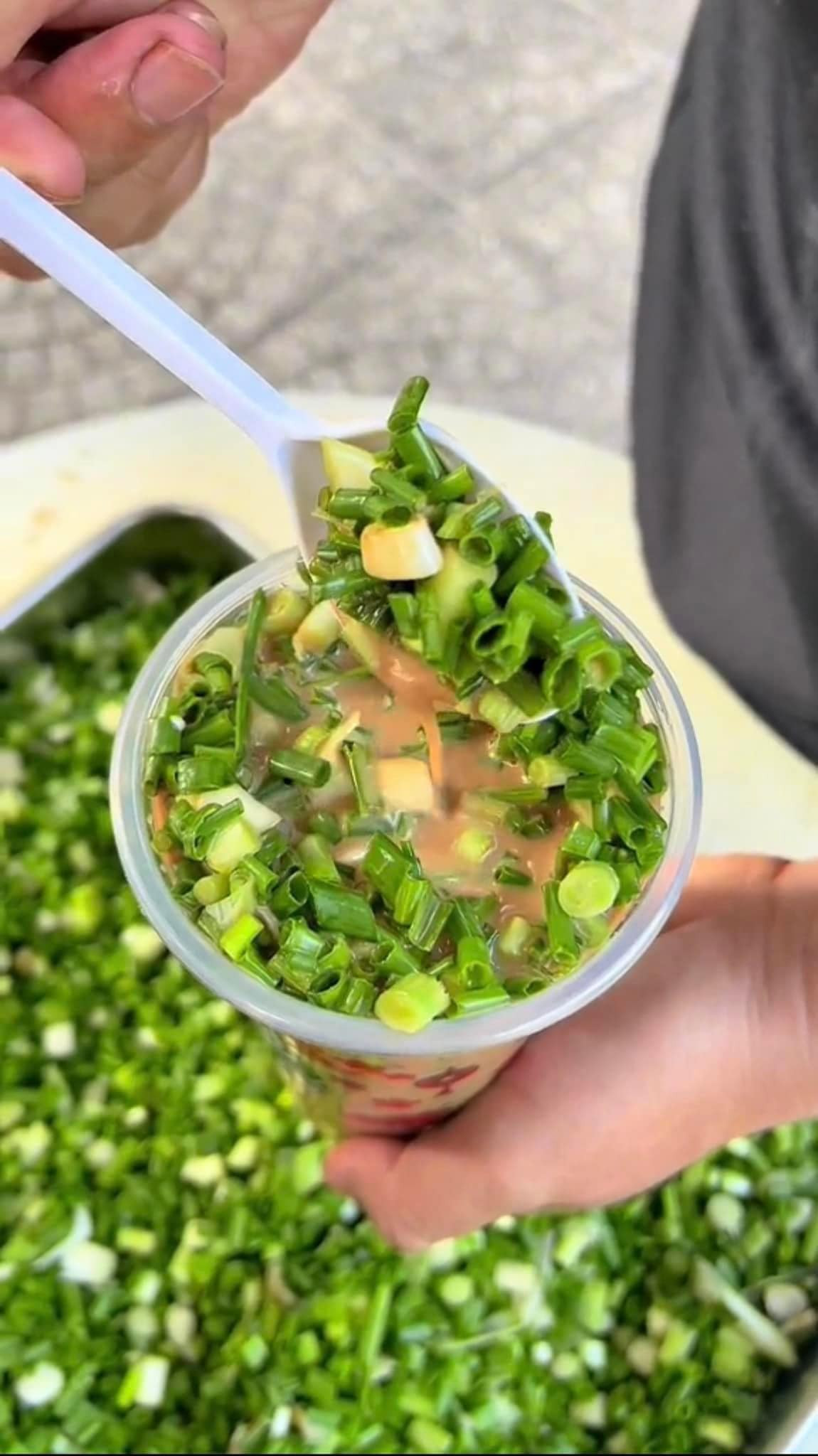 Thay vì topping là các loại trân châu hay hoa quả như trà sữa thông thường, loại trà sữa này có topping là hành lá được cắt khúc ngắn.