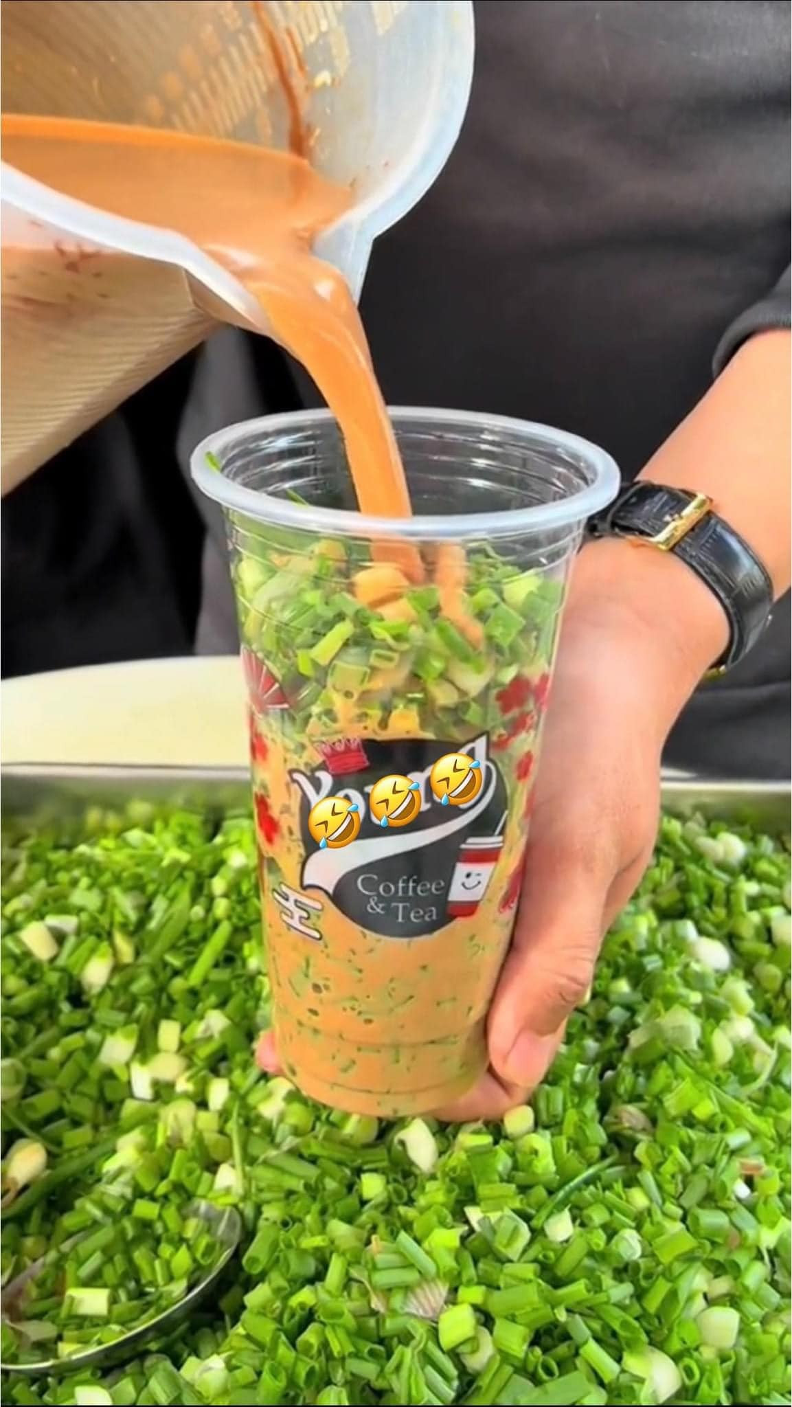 "Trà sữa hành lá - đánh thức vị giác của cả những người viêm xoang", "dã man, topping này độc lạ quá không dám thử", "cần người làm video dạy uống món này nha" - Netizen không khỏi xôn xao trước món mới độc lạ này.