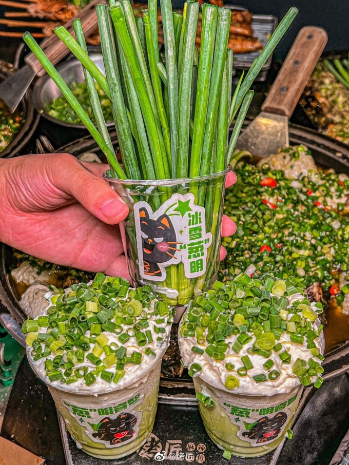 Trà sữa hành lá ở Thành Đô, tỉnh Tứ Xuyên từng khiến dân mê đồ ăn vặt Trung Quốc vừa e ngại, vừa tò mò hương vị của món nước. Sau khi giới thiệu không lâu, nó ngay lập tức trở thành chủ đề 'hot' trên các diễn đàn ẩm thực đất nước tỷ dân.