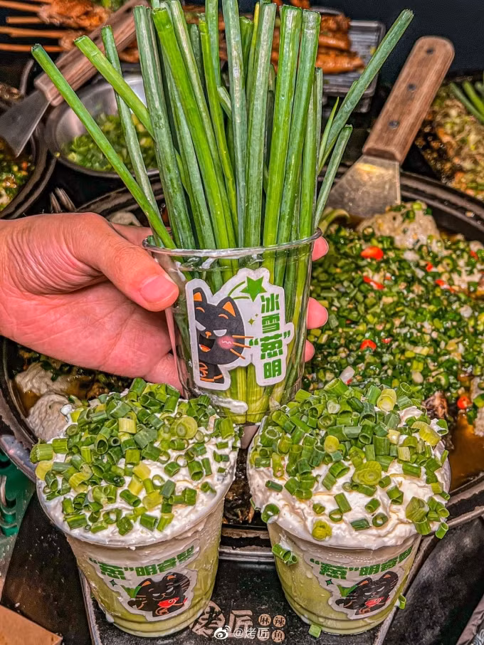 Trà sữa hành lá ở Thành Đô, tỉnh Tứ Xuyên từng khiến dân mê đồ ăn vặt Trung Quốc vừa e ngại, vừa tò mò hương vị của món nước. Sau khi giới thiệu không lâu, nó ngay lập tức trở thành chủ đề 'hot' trên các diễn đàn ẩm thực đất nước tỷ dân.