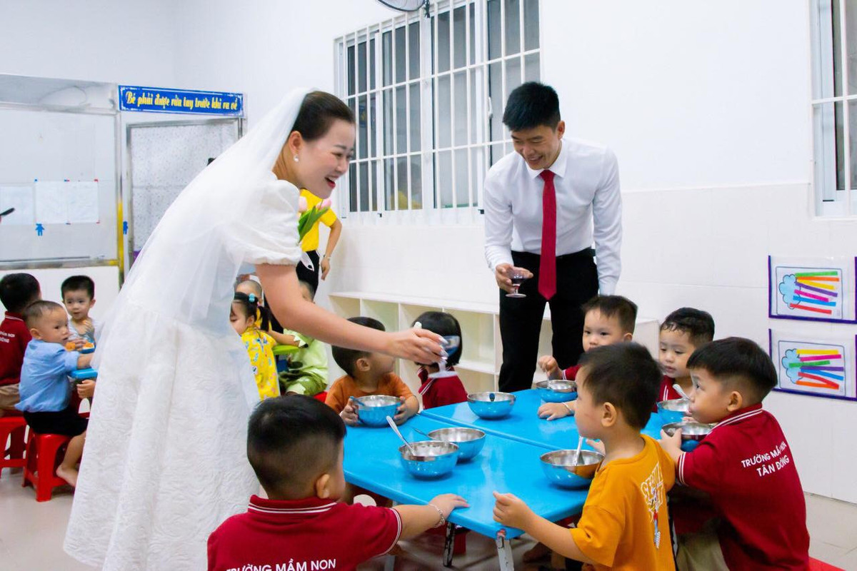 Màn đi chúc rượu của cặp đôi đến từng mâm của các thiên thần nhí.