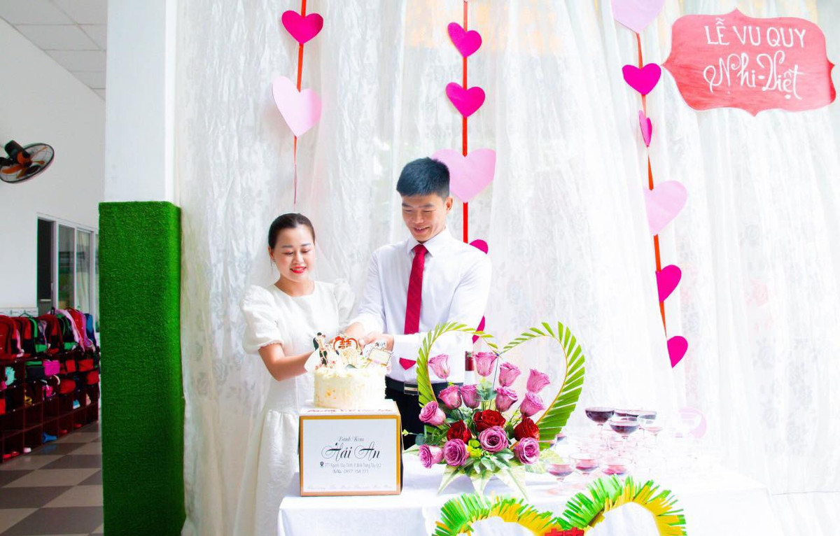 Là nhân vật chính, cô giáo Lê Nhi bày tỏ sự xúc động khi đám cưới được chính các đồng nghiệp trang trí.