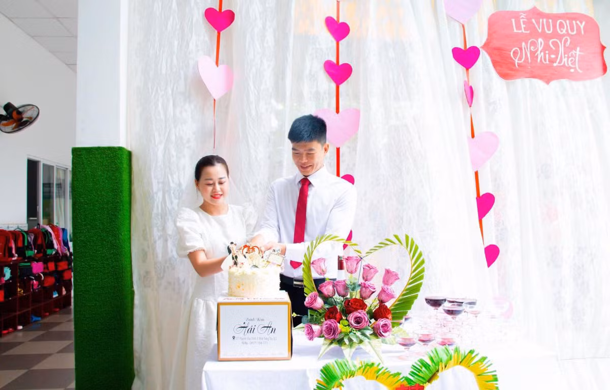 Là nhân vật chính, cô giáo Lê Nhi bày tỏ sự xúc động khi đám cưới được chính các đồng nghiệp trang trí.