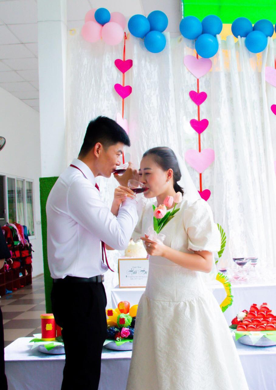 Để tổ chức đám cưới cho cô Nhi, các giáo viên Trường Mầm non Tân Đông cùng nhau lên ý tưởng kịch bản, dự trù kinh phí.