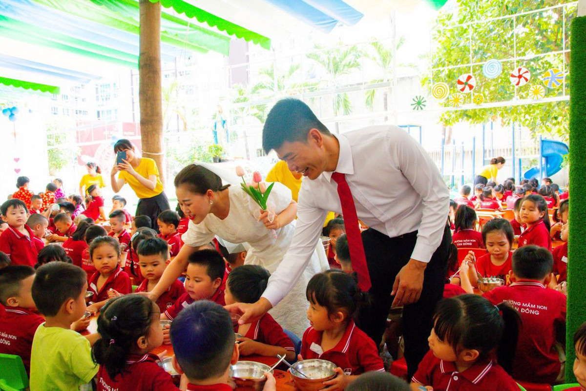 Khi thấy cô dâu chú rể xuất hiện, các em vui mừng, nhảy múa theo nhạc, vẫy tay chào đón - như những quan khách đang hân hoan chúc phúc cho đám cưới.