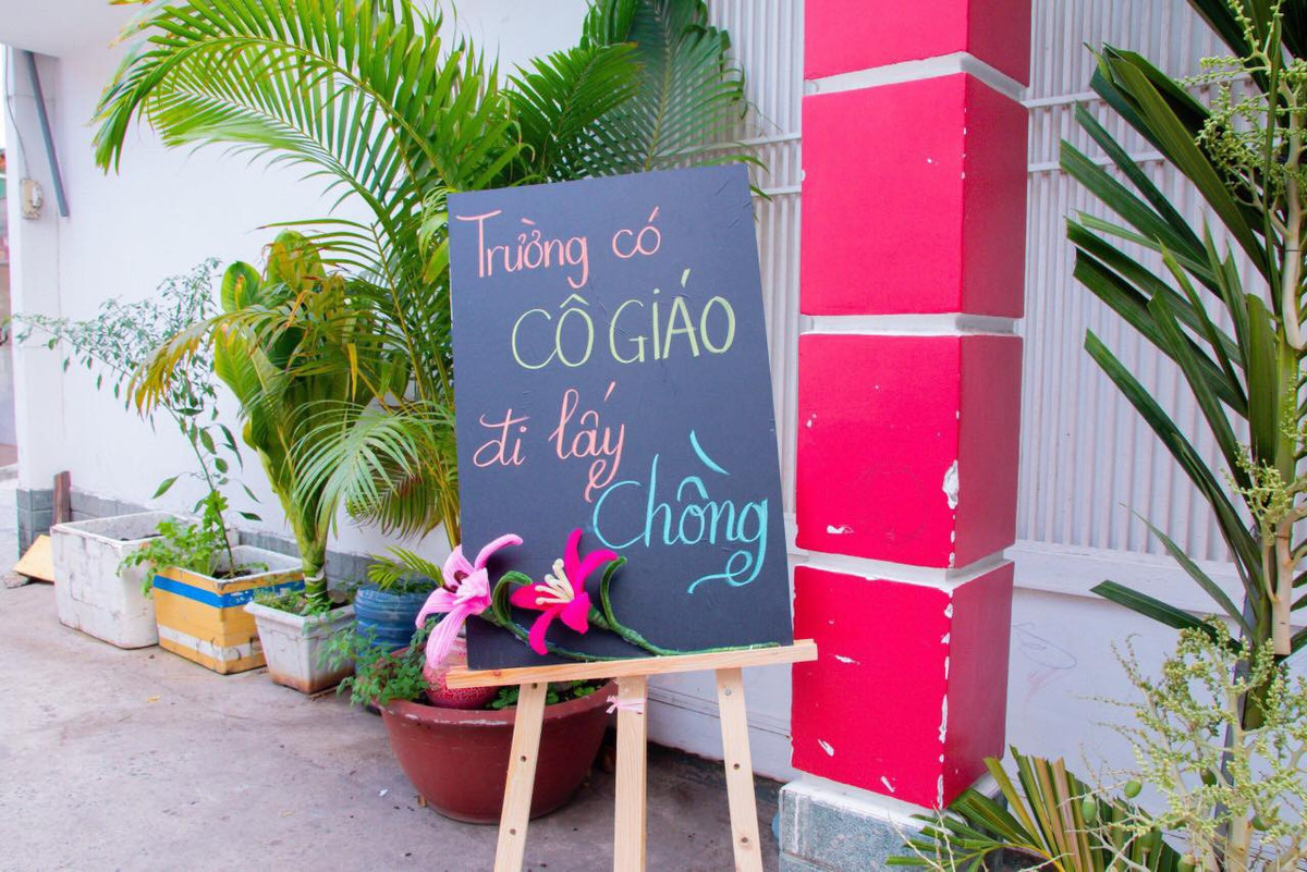 Tấm biển "nhà có hỷ" thường có ở các đám cưới thành "trường có cô giáo đi lấy chồng" cực đáng yêu.