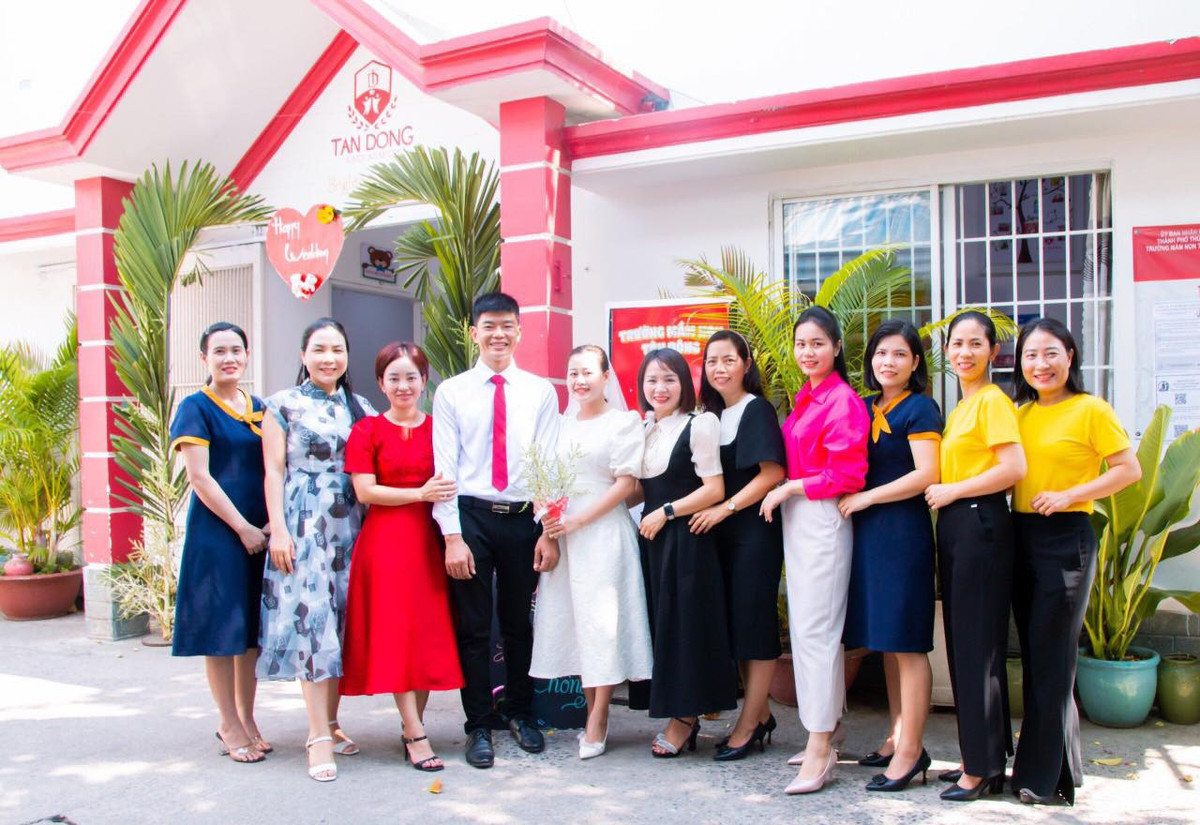 Đại diện Trường Mầm non Tân Đông cho hay cô Lê Nhi chọn tổ chức đám cưới trong trường nhằm tri ân và tạo niềm vui cho các đồng nghiệp.